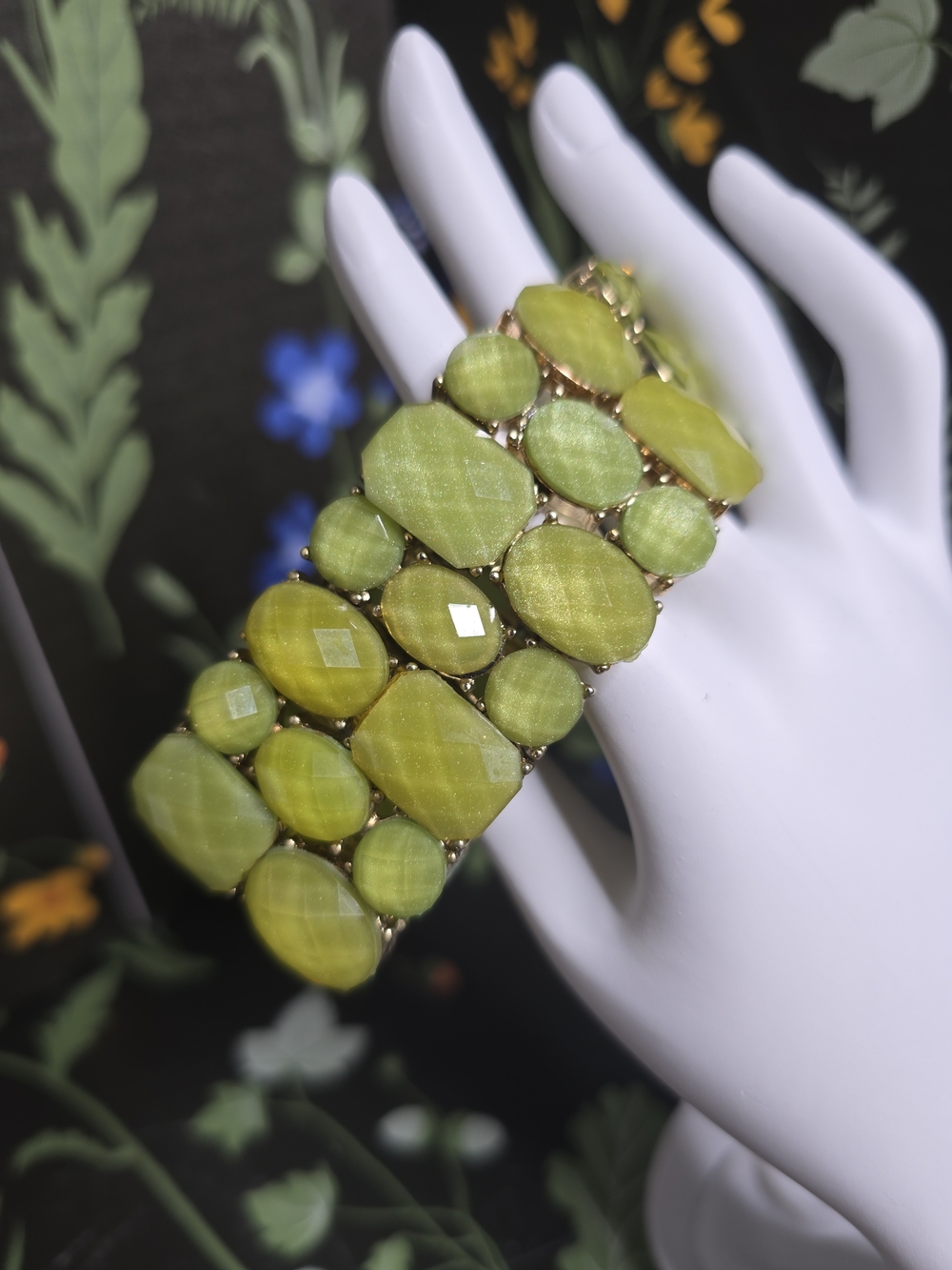 Vintage Chunky Gold Tone Stretch Green Yellow Shimmer Beads Bracelet Art Deco